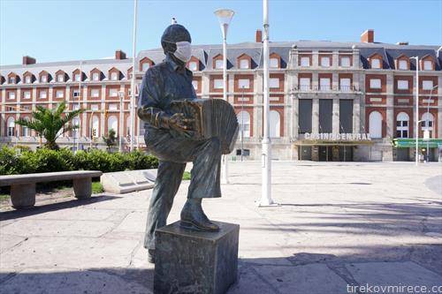 заптитни маски на статуата на пјацола во Буенос аирес